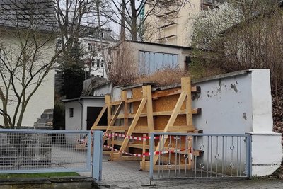 Im März wurde die Mauer der in der Reichspogromnacht zerstörten Plauener Synagoge notgesichert. Die Gäste aus Israel werden den Platz besuchen. Wann erfolgt die endgültige Sicherung?