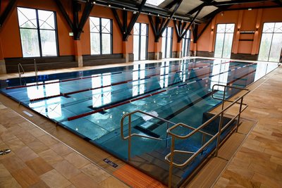 Im neuen 25-Meter-Schwimmbecken hat Besucher durch die großen Fenster einen tollen Ausblick auf die Landschaft.