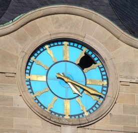Wer auf die Uhr des Plauener Rathausturms schaut, dem fällt seit geraumer Zeit ein großes Loch darin auf. Zwischen der ersten und der zweiten Stunde ist ein dunkles Nichts zu erkennen. 