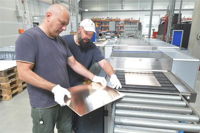 Vorarbeiter Stefan Gneiser und Ronny Maler - hier mit gebürstetem Silber-/ Kupferblech - sind beide von Joachim Bedrich angelernt worden.