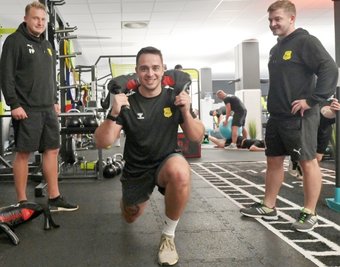 Auch Schneebergs Philipp Plagge (M.), der aus der zweiten Mannschaft ins Landesklasse-Team rückt, gab unter den Augen des Trainerduos Felix Pahlisch (l.) und Benjamin Brauner im Fitnessstudio alles. 