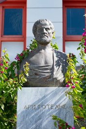 Ein Denkmal für den Philosophen Aristoteles in Griechenland.