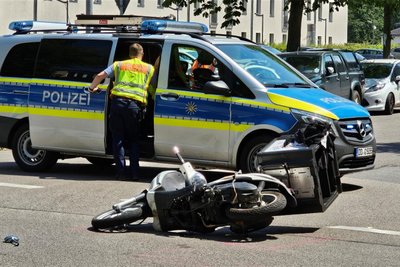 Bei einem Sturz verletzte sich der Fahrer eines Pizza-Lieferdienstes am Mittwoch schwer.