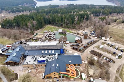 Die Badegärten Eibenstock aus der Vogelperspektive. Vorn ist der Erweiterungsbau zu sehen.
