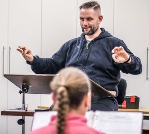 Sven Lerchenberger dirigiert nun die Bläserkids. 