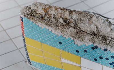 ... und ein Detail, das alles über den Zustand des Bades im Inneren aussagt.