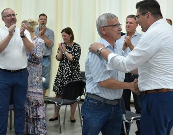 Sonntagabend 19.30 Uhr war es Zeit für Versöhnung: Thomas Hennig entschuldigte sich beim amtierenden Landrat und Parteifreund Rolf Keil, dass er ihn im Wahlforum der "Freien Presse" hart kritisiert hatte. 