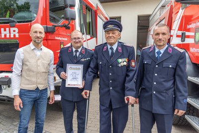 80 Jahre in der Feuerwehr: Dazu beglückwünschten Gottwald Süß (2. v. r.) unter anderem Crottendorfs Bürgermeister Sebastian Martin (l.), Jan Böttrich vom Kreisfeuerwehrverband und der Walthersdorfer Wehrleiter Daniel Herrmann (r.)