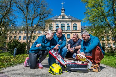 Christin Dylong (v. l.), Malek Benjdya, Ronny Günther und Enrico Scheibner gehören zur Abteilung „Medizinische Projekte“ im Oberdorfer Feuerwehrverein. Sie wollen ihr Wissen Schülern nahebringen.