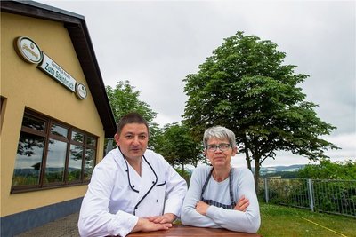 Die Gaststätte "Zum Steinbruch" schließt. Koch Lutz Bär und Barbara Bergemann verabschieden sich Ende des Monats. Ehemann Stefan Bergemann ist bereits im Ruhestand. 