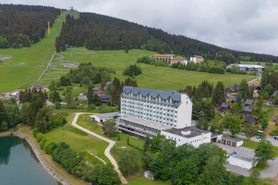 Das Best Western Ahorn-Hotel Oberwiesenthal ist in der touristischen Kernzone in der Nähe der Talstation der Fichtelbergbahn zu finden.