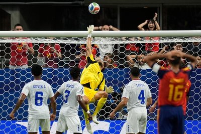 Vozinha (M) hält einen Kopfball von Mikel Oyarzabal.