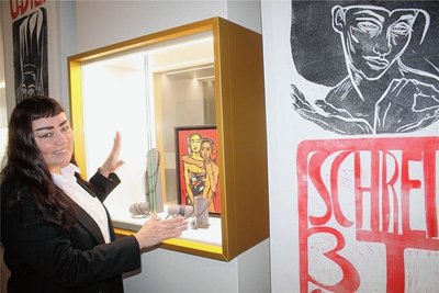 Dagmar Zemke: Besonderer Fokus liegt beim Shopping-Day auf der Kunst. Dagmar Zemke zeigt einen Druckstock in einer Schmuckvitrine. 