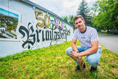 Kevin Oktabec hat den Garagenkomplex Brünlasberg Aue kunstvoll verschönert.