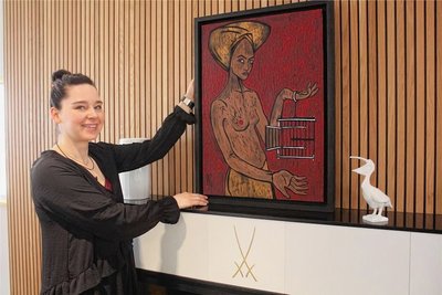 Susann Lindner vom Juwelier Roller verdeutlicht die Nähe zwischen Kunst und Kunsthandwerk wie das Goldschmieden. 