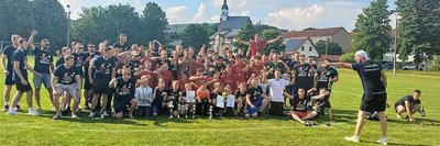 Große Party mit vier Siegerteams: Nachdem die D-Junioren und die 2. Männermannschaft der SpG Königshain-Wiederau/Wechselburg bereits als Staffelsieger feststanden, zog am Samstag die "Erste" nach und steigt in die Mittelsachsenliga auf. Den Tag perfekt machten danach die A-Junioren mit ihrem 2:0-Erfolg im Pokalfinale gegen den VfB Saxonia Halsbrücke. Silvio Dost (v. r.), Trainer des Männerteams, gab auch bei der Siegerfeier den Takt vor. 