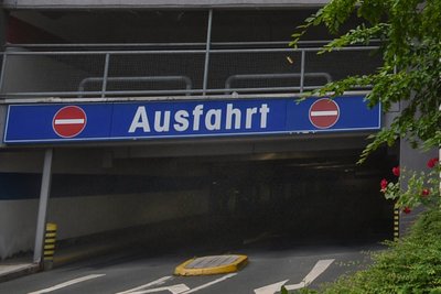 Diebe fuhren die Wischmaschine aus der Tiefgarage und beschädigten dabei die Ausfahrtsschranke.