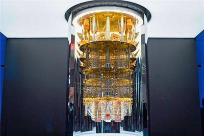 Die Amerikaner haben ihn schon: einen Quantencomputer der Serie "Q System One"von IBM. Auch in Deutschland sollen nun diese neuen und extrem leistungsfähigen Rechner entwickelt werden. 