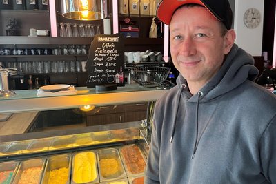 Gastronom Sascha Baumann verkauft Eis in der Innenstadt von Limbach-Oberfrohna.