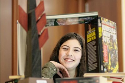 Timna Schulze (12) aus Chemnitz mit ihrem Juniorpreis. 