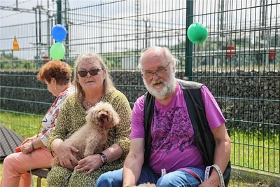 Petra Edling kam mit ihrem Mann Günter Edling aus Bamberg nach Chemnitz, um das Tierheimfest zu besuchen. Vor zehn Jahren hatte sie einen Pudel im Heim gefunden und zu sich genommen. 