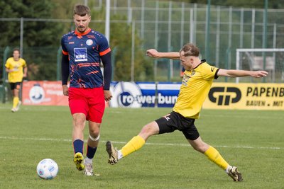 Ab jetzt heißt es wieder Angriff! Wie hier, als Louis Schmidt (rechts) den Ball für den VfB Auerbach erkämpfen will, den Halles Jegor Jagupov am Fuß hat.