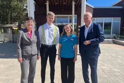 Judith Gellrich, die Generaldirektorin der Ahorn-Gruppe, und Regionaldirektor Antoni Knobloch – hier mit den Auszubildenden Lilly Schmidt und Jason Sperrhake vor dem Ahorn-Hotel „Am Fichtelberg“ – freuen sich über das neue Qualitätssiegel.