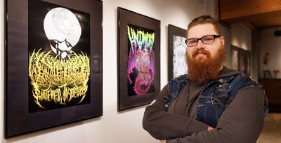 Dan Aschermann drückt sich nicht nur musikalisch, sondern auch zeichnerisch aus. In der Alten Brauerei hat er vor Kurzem einen Teil seiner Bilder ausgestellt und auch schon die ersten Käufer gefunden. 