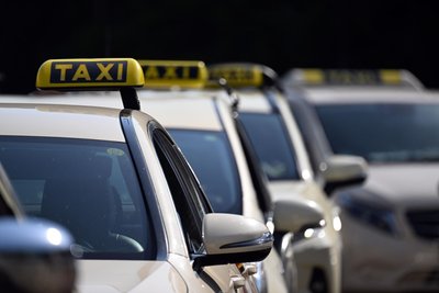 Die Polizei hat Ermittlungen gegen einen Taxifahrer aufgenommen.