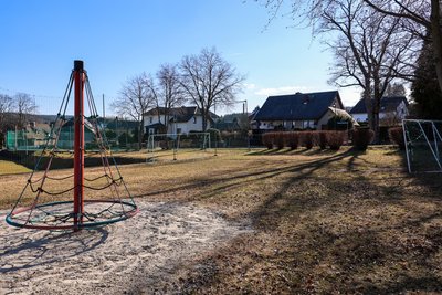 Auf dieser Fläche soll das Kleinspielfeld in Albernau entstehen.
