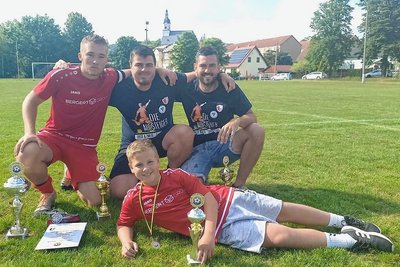 Vier Kapitäne und noch mehr Pokale: Lennard Delling (l., A-Jugend), Erik Saupe (2. Mannschaft), Sebastian Werner (r., 1. Mannschaft) und Milo Bienhoff (v., D-Jugend) freuen sich über den Vierfachtriumph der beiden Vereine.