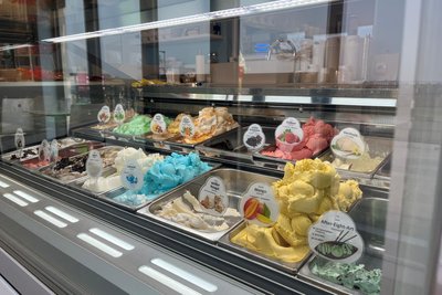 Bis zu dreißig wechselnde Sorten Eis gibt es bei Saneto in Neukirchen.