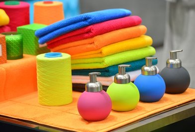 Markanter Trend auf der Heimtextil: Im modernen Bad geht es deutlich farbiger zu.
