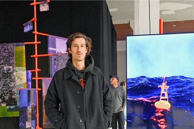 Der Chemnitzer Simon Weckert vor seiner Arbeit "Null Island", in der er sich mit einem vom Menschen geschaffenen Punkt im Atlantik beschäftigt.