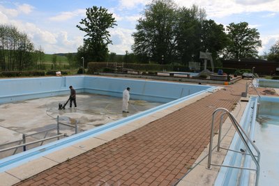 Dort wo sich sonst Badbesucher tummeln, sind in diesem Sommer Bauarbeiter tätig.