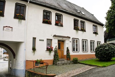 Im Kantorat wurde 1530 die erste Schule eingerichtet. Auch der später gebaute Kantoratsbogen beherbergte ein Schulzimmer.
