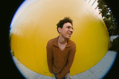 Tim Kamrad ist ein erfolgreicher deutscher Musiker und einer der Haupt-Acts auf dem Bergstadtfest 2024.