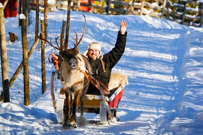 In dem Örtchen Rovaniemi am Polarkreis ist nicht nur der Weihnachtsmann zuhause. Hier sind auch Schlittenfahrten mit Rentieren möglich.