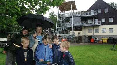 Kinder vor dem Waldschulheim Conradswiese 