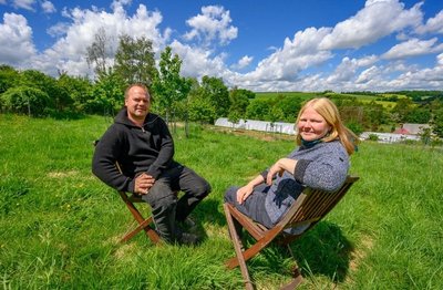 Maik Fethke und Bettina Mertens haben die Linderei in Weigmannsdorf gegründet. Dort bringen sie neue Anbau-Philosophien wie Permakultur oder Market Gardening ins Erzgebirge. 