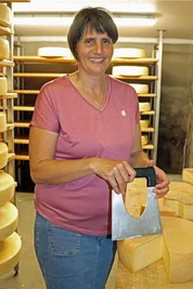 Hilde Meusburger erklärt, wie der Käse entsteht.
