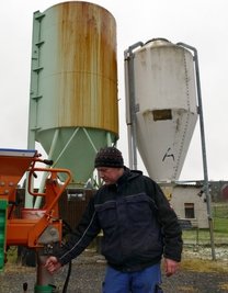 Bauhof-Mitarbeiter Silvio Uhlmann vor dem alten Salzsilo. 