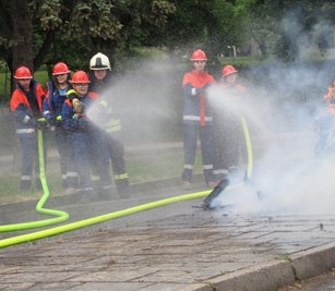 Die Jugendfeuerwehr demonstrierte ihre Schnelligkeit und das Zusammenspiel der Löschtrupps im Falle eines Brandes. 
