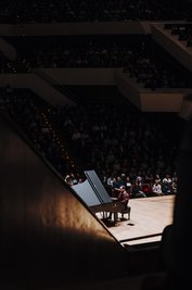 Die freien Plätze täuschen: Deren Inhaber  waren offenbar verhindert: Wer am Samstagnachmittag noch Karten für das Konzert mit Igor Levit online kaufen wollte, sah einen komplett ausgegrauten Saalplan. 