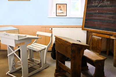 Die zweite Eselsbank (links) war auch für kranke Schüler gedacht.