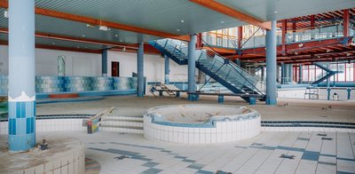 Mit etwas Fantasie scheinen fröhliche Kinderschreie noch immer vernehmbar, überall Wasserrauschen und Badelatschengeklapper ebenso. Doch in Wirklichkeit gibt es hier nur noch eines, und das seit etlichen Jahren: Stille. 