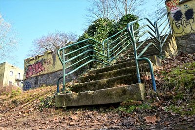 Unter anderem soll die alte, sanierungsbedürftige Treppe in dem Park einer neuen Granittreppe weichen.