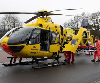 Auch im Vogtland ist der Rettungshubschrauber "Christoph 46" regelmäßig im Einsatz - hier Anfang Februar beim Unfall eines Kindes in Falkenstein. Der Junge war beim Queren einer Straße von einem Auto erfasst und schwer verletzt worden. 