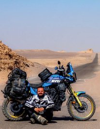 Sebastian Meyer inmitten der Wüste Dasht-e-Lut im Iran. Der Weltreisende ist Erzgebirger des Jahres 2022 geworden. 