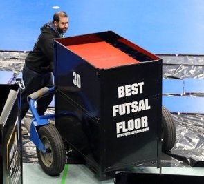 Der komplette Spielboden ist in 38 dieser Container verstaut.